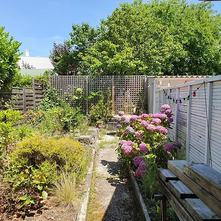 Privee En Colocation Dans Agreable Maison Avec Jardin - A Private In A Shared House With Garden Homestay *